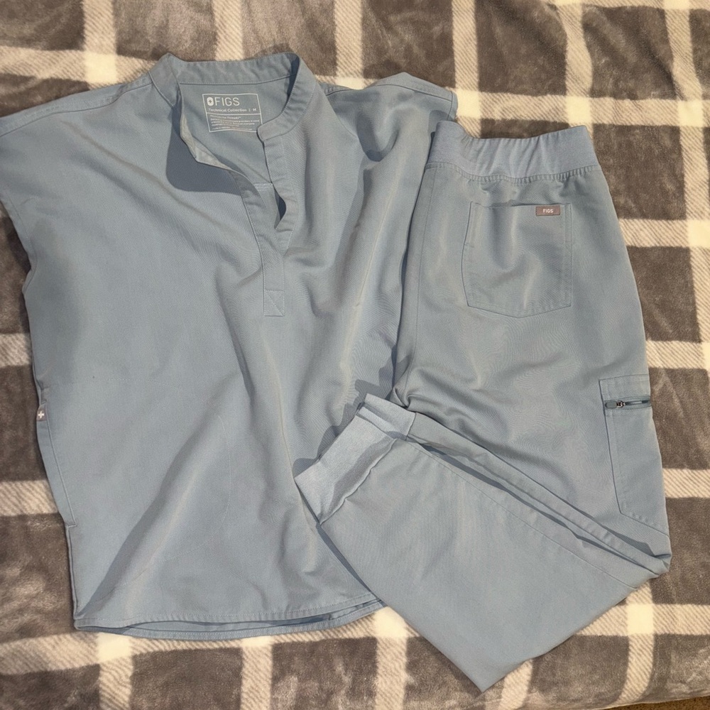 FIGS Scrub Set in Baby Blue
Rafeala Top (M)
Joggers (L)